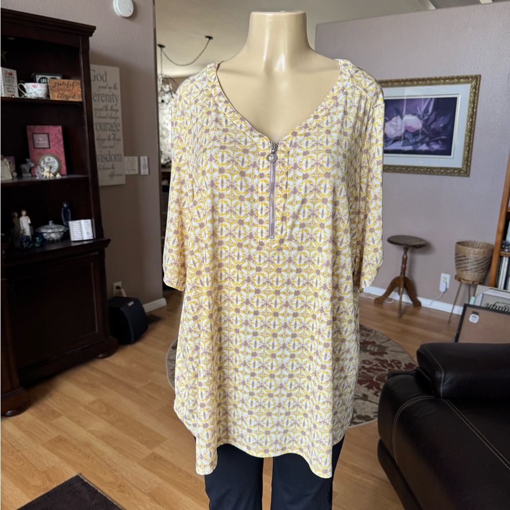 Susan Graver yellow, tan & white short sleeve Vneck knit blouse-size XXL